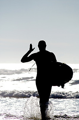 포토 JPG 해외이미지 주간 전신 남자 수영복 실루엣 바다 한명 성인 해변 야외 손들기 걷기 서핑보드 서핑 성인남자한명만 해외포토 자연요소 1 옷 모션 촬영기법 사람 수상스포츠 보드_스포츠 남자한명만 성인남자만 파일형식 이미지허브