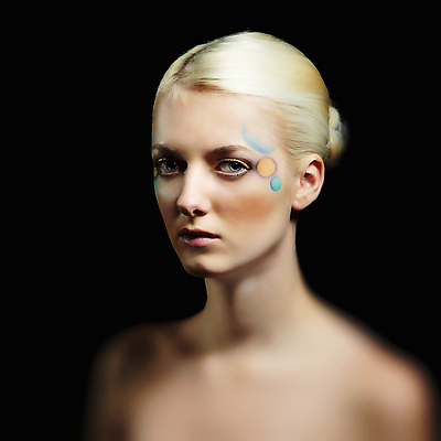 포토 JPG 해외이미지 모양 여자 얼굴 실내 한명 사람 빛 금발 뷰티 머리 유행 해외포토 1 헤어스타일 내부 신체부위 파일형식 이미지허브