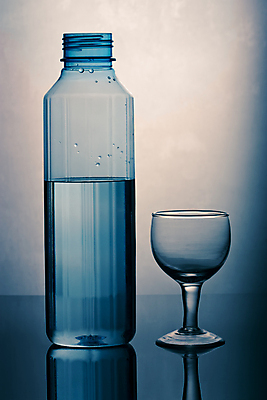 포토 JPG 해외이미지 음료 백그라운드 사람없음 물 파란색 반사 젖음 추위 신선 투명 액체 컨테이너 플라스틱 가득함 순수 오브젝트 상쾌 유리그릇 내추럴 해외포토 자연요소 그릇 감정 산업 컬러 컨셉 유리 재질 파일형식 이미지허브