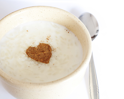 포토 JPG 해외이미지 음식 밥 디저트 사랑 요리 사람없음 숟가락 우유 하트 사발 달콤 설탕 크림 향신료 푸딩 시나몬 맛있는 해외포토 모양 감정 유제품 수저 사기그릇 맛 향미료 파일형식 이미지허브