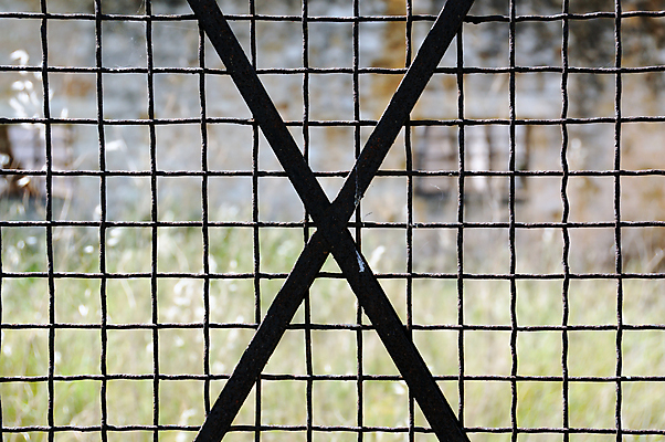 포토 JPG 해외이미지 모양 외관 산업 백그라운드 패턴 표면 추상 프레임 풍경 사람없음 야외 울타리 문 금속 사각형 수확 시골 도시 X 천 철 묘사 부식 질감 대문 철사 기하학 썩음 옛날 해외포토 도형 알파벳 무늬 농업 재질 담장 직물 파일형식 이미지허브