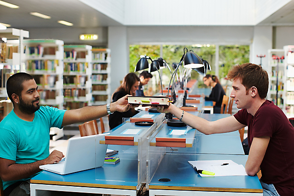 포토 JPG 해외이미지 백인 학생 여자 교육 남자 행복 티셔츠 협력 선반 실내 미소 사람 앉기 여러명 20대 성인 책 친구 노트북 스터디 컴퓨터 우정 도움 그룹 도서관 책상 주기 나눔 히스패닉 사전 통과 빨간머리 헬프 해외포토 서양인 헤어스타일 감정 가구 다수 컨셉 셔츠 관계 모션 표정 청년 내부 전자제품 학습 파일형식 이미지허브