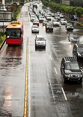 포토 JPG 해외이미지 도로 모션 자동차 날씨 거리 안전 사람없음 옆모습 빨간색 환경 운전 젖음 도시 떨어짐 위험 잼 홍수 웅덩이 장면 폭풍 빗물 나쁜 길가 스플래쉬 해외포토 길 육상교통 뷰포인트 컬러 컨셉 교통시설 비_날씨 소스_음식 자연재해 파일형식 이미지허브