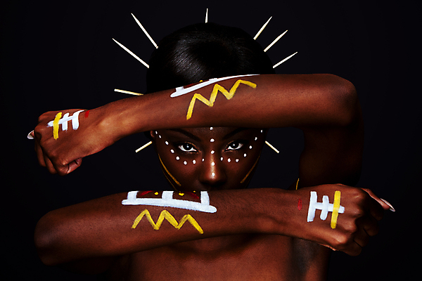 포토 JPG 해외이미지 손 여자 문화 무기 얼굴 선 관리 한명 빨간색 뷰티 노란색 머리 유행 검은색 화장품 흰색 표현 막대기 신비 팔 부족 해외포토 1 컬러 컨셉 사람 신체부위 파일형식 이미지허브