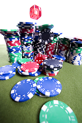 포토 JPG 해외이미지 스튜디오촬영 돈 놀이 성공 레저 실내 취미 사람없음 빨간색 초록색 동전 우승 행운 재산 도박 계획 위험 카지노 주사위 기회 에이스 적자 정물화 해외포토 컬러 컨셉 내부 금융 최고 그림 파일형식 이미지허브