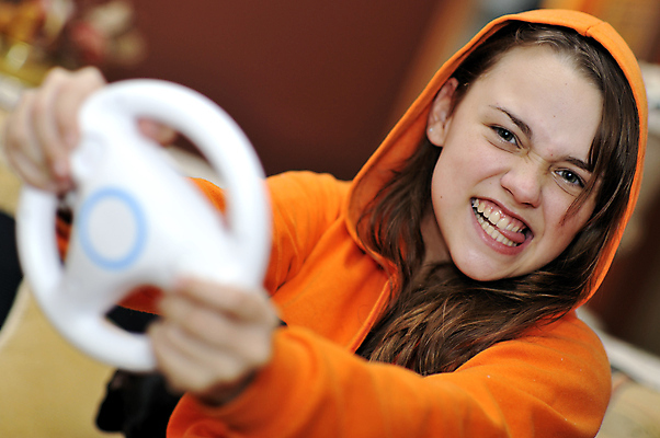 포토 JPG 해외이미지 성공 주택 한명 미소 10대 친구 소파 경쟁 우승 결심 집중 흥분 동영상 중독 대회 비디오게임 표현성 해외포토 1 감정 컨셉 의자 관계 청소년 표정 사람 건물 게임 최고 파일형식 이미지허브