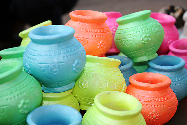 포토 JPG 해외이미지 전통 디자인 종교 패턴 오렌지 사람없음 초록색 파란색 컬러풀 축제 냄비 오브젝트 도예가 정물화 힌두교 해외포토 직업 컬러 무늬 과일 솥 그림 파일형식 이미지허브