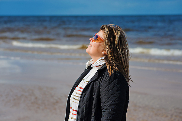 포토 JPG 해외이미지 백인 구름 모델 1 라이프스타일 여자 행복 안경 모래 바다 자연 하늘 바람 휴가 휴식 건강 한명 미소 성인 야외 가로 물 파란색 선글라스 뷰티 침묵 기쁨 자유 가을 신선 널 모래언덕 스웨터 장면 수평선 해외포토 자연요소 서양인 잡화 계절 감정 컬러 컨셉 상의 날씨 표정 사람 생활 소리 언덕 생태계 파일형식 이미지허브