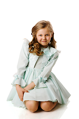 포토 JPG 해외이미지 전신 백인 1 긴머리 드레스 행복 어린이 한명 미소 웃음 앉기 금발 기쁨 에너지 분노 흰색 가득함 호기심 흥분 만들기 긍정 길이 고립 돌봄 유일 표현성 해외포토 서양인 헤어스타일 옷 감정 컬러 컨셉 모션 표정 사람 파일형식 이미지허브