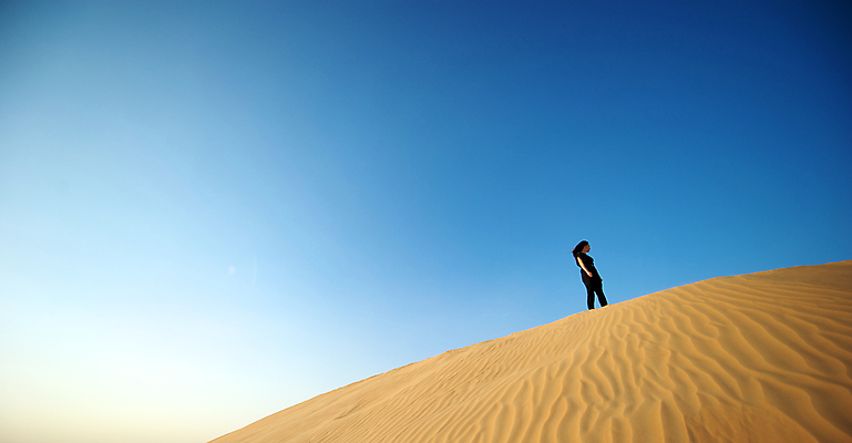 포토 JPG 해외이미지 백인 드레스 여자 모래 여행 자연 하늘 날씨 건조 따뜻함 관리 한명 사람 풍경 야외 여름 파란색 모래사장 태양 유행 걷기 맑음 사막 자유 흰색 뜨거움 구매 모래언덕 언덕 사하라 내추럴 아랍에미리트 두바이 아랍어 해외포토 자연요소 서양인 1 옷 계절 바다 컬러 컨셉 중동 모션 아프리카 쇼핑 생태계 파일형식 이미지허브
