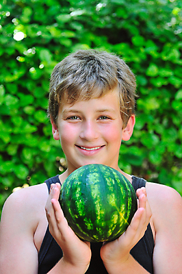 포토 JPG 해외이미지 디자인 지구 음식 백그라운드 컨셉 디저트 수박 한명 초록색 지구본 평화 힘 원형 구멍 시장 달콤 맛 내추럴 해외포토 도형 1 컬러 과일 사람 파일형식 이미지허브