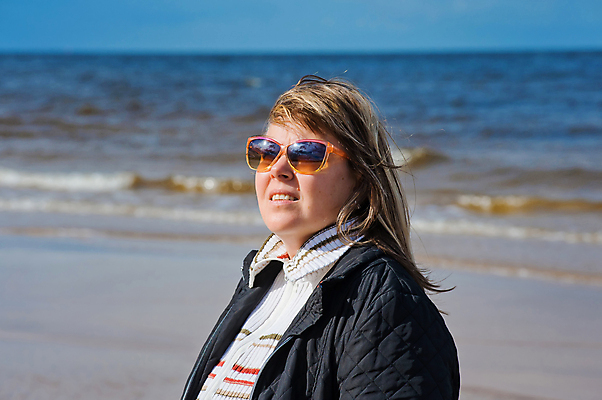 포토 JPG 해외이미지 백인 구름 모델 1 라이프스타일 여자 행복 안경 모래 바다 자연 하늘 바람 휴가 휴식 건강 한명 미소 성인 야외 가로 물 파란색 선글라스 뷰티 침묵 기쁨 자유 가을 신선 널 모래언덕 스웨터 장면 수평선 해외포토 자연요소 서양인 잡화 계절 감정 컬러 컨셉 상의 날씨 표정 사람 생활 소리 언덕 생태계 파일형식 이미지허브