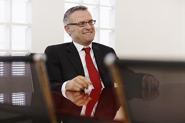 포토 JPG 해외이미지 백인 직업 남자 행복 안경 40대 회사 비즈니스 CEO 사업가 탁자 성공 회의 넥타이 실내 대화 한명 미소 사람 정장 성인 빨간색 사무실 연필 반사 방 업무 작업 비즈니스맨 자신감 우아함 책상 경영자 옷입기 경영 카피스페이스 해외포토 서양인 1 잡화 옷 감정 컬러 중년 가구 컨셉 모션 학용품 표정 말하기 내부 필기구 공백 직장인 리더 파일형식 이미지허브