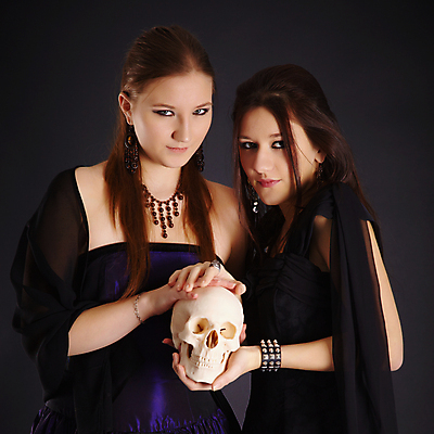 포토 JPG 해외이미지 여자 2 팔찌 관리 서기 사람 성인 두명 친구 뷰티 유행 검은색 어둠 할로윈 흰색 잡기 의식 심볼 정사각형 고딕 부적 심각 해골모형 소름 해외포토 도형 감정 컬러 컨셉 장신구 관계 모션 모형 파일형식 이미지허브