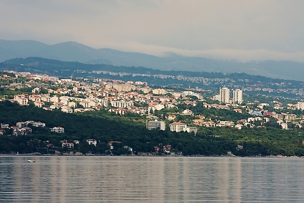 포토 JPG 해외이미지 유럽 바다 여행 하늘 산 풍경 해변 사람없음 물 여름 항구 도시 지중해 언덕 지역 포트 타운 크로아티아 흐림 폭풍우 해외포토 자연요소 계절 나라 교통시설 날씨 비_날씨 자연재해 파일형식 이미지허브