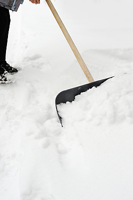 포토 JPG 해외이미지 겨울 신체부위 장비 하반신 공구 작업 청소 눈치우기 제설 제설기 넉가래 해외포토 계절 사람 도구 치우기 파일형식 제설도구 이미지허브