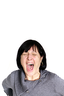 포토 JPG 해외이미지 백인 여자 감정 얼굴 백그라운드 스트레스 한명 사람 성인 외침 고통 슬픔 분노 흰색 표현 입 60대 무서움 충격 공격적 반응 부정적 비명 옛날 조부모 해외포토 서양인 1 노년 컬러 컨셉 가족 신체부위 소리 파일형식 이미지허브