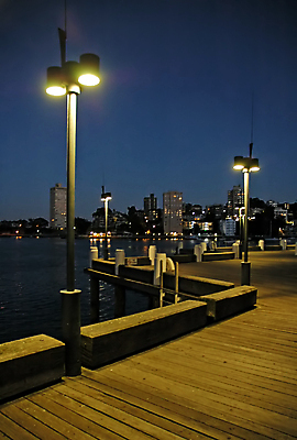 포토 JPG 해외이미지 바다 사람없음 목재 빛 항구 침묵 등불 도시 만 야간 저녁 방파제 혼자 해외포토 자연요소 나무 공공시설 재료 교통시설 조명 소리 파일형식 이미지허브