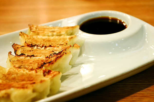 포토 JPG 해외이미지 접시 음식 스티커 채소 젓가락 양파 새우 한국 육류 돼지고기 요리 동양인 사람없음 식당 일본 축제 식사 치킨 중국 어둠 당근 튀김 덮개 먹기 가득함 잔치 파 기선 점심식사 폭식 대두 맛있는 해외포토 식기 아시아 배_교통 식재료 모션 뿌리채소 수저 갑각류 인종 상점 뚜껑 닭고기요리 파일형식 이미지허브