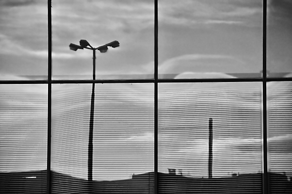 포토 JPG 해외이미지 모양 외관 산업 선 백그라운드 건축양식 창문 유리 하늘 표면 추상 사람없음 건물 빛 반사 금속 검은색 거울 흰색 도시 도심 타일 묘사 정사각형 기하학 흐림 대칭 왜곡 미니멀 해외포토 도형 건축물 건축 컬러 무늬 재질 날씨 파일형식 이미지허브