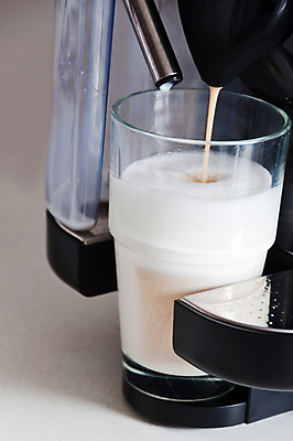 포토 JPG 해외이미지 직업 라이프스타일 커피 음료 유리 아침 주택 사람없음 컵 사무실 갈색 주방 검은색 어둠 힘 기계 거품 카페 우유 신선 뜨거움 붓기 아침식사 상쾌 언론 카푸치노 에스프레소 패드 단절 라떼 양조 자동 카페인 맛있는 해외포토 주간 식기 감정 컬러 비즈니스 모션 재질 유제품 건물 생활 상점 식사 파일형식 이미지허브