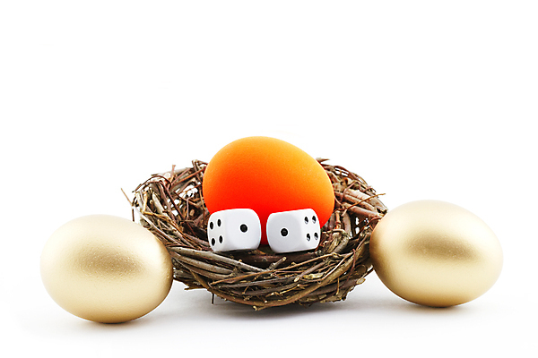 포토 JPG 해외이미지 컨셉 돈 비즈니스 사람없음 빨간색 금융 계란 도전 황금 도박 둥지 계획 위험 심볼 주사위 흰배경 전략 가치 자금 적자 정책 카피스페이스 포트폴리오 해외포토 컬러 백그라운드 경제 알 공백 흰색 재산 파일형식 이미지허브