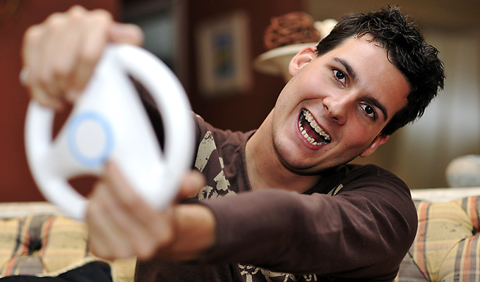 포토 JPG 해외이미지 성공 주택 한명 미소 소년 친구 소파 경쟁 우승 결심 집중 흥분 동영상 중독 대회 비디오게임 표현성 해외포토 1 남자 감정 어린이 컨셉 의자 관계 표정 사람 건물 게임 최고 파일형식 이미지허브