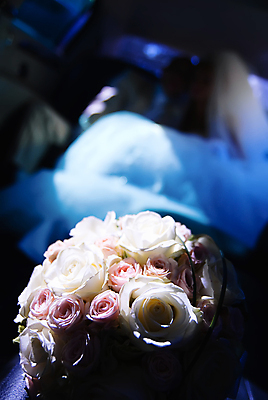 포토 JPG 해외이미지 꽃 꽃다발 결혼 신혼부부 자연 발렌타인데이 사람없음 장식 장미 흰색 축하 가운 해외포토 식물 부부 옷 컬러 컨셉 데이이벤트 이벤트 생태계 신혼 파일형식 이미지허브