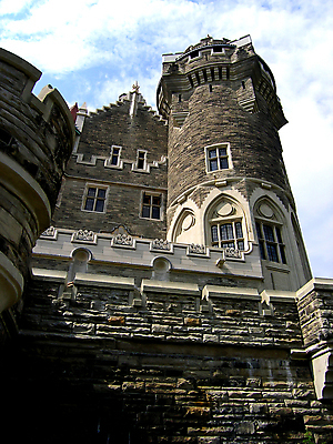 포토 JPG 해외이미지 구름 벽 캐나다 건축양식 창문 유리 하늘 지붕 주택 사람없음 건물 빨간색 파란색 문 계단 탑 발코니 바위 역사 타일 토론토 단계 계약자 석고 콘크리트 해외포토 자연요소 건축물 건축 컬러 북아메리카 재질 돌_바위 계약 파일형식 이미지허브