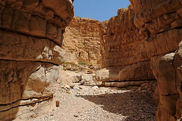 포토 JPG 해외이미지 공원 도로 모래 벽 오렌지 중동 자국 자연 하늘 산 건조 풍경 사람없음 야외 여름 파란색 컬러풀 노란색 여행객 환경 골짜기 계곡 절벽 하이킹 사막 바위 흰색 시골 언덕 좁은 암초 사암 슬로프 벌거벗은 선로 이스라엘 해외포토 계절 공공시설 나라 길 컬러 과일 교통시설 레저 스키장 사람 돌_바위 생태계 서아시아 파일형식 이미지허브