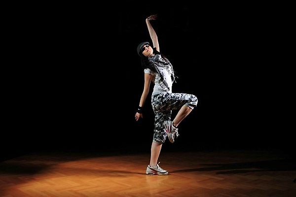 포토 JPG 해외이미지 백인 응시 옷 여자 포즈 운동화 한명 서기 청년 유행 검은색 어둠 댄서 흰색 춤 도시 시원함 엉덩이 날씬함 긍정 단절 랩 사춘기 어려움 옛날 스타일 해외포토 서양인 직업 1 시선 컬러 신발 컨셉 모션 문화예술 사람 성인 신체부위 몸매 파일형식 이미지허브