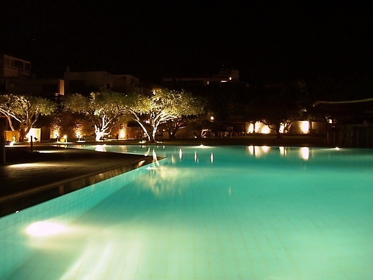 포토 JPG 해외이미지 나무 외관 여행 건축양식 호텔 휴가 전등 조명 아파트 손바닥 사람없음 야외 초록색 물 여름 빛 반사 수영 어둠 거울 침대 고급 야간 저녁 휴양지 선베드 문학 해외포토 자연요소 식물 손 계절 건축 컬러 가구 컨셉 의자 숙소 주택 장소 수상스포츠 파일형식 이미지허브