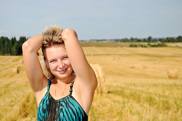 포토 JPG 해외이미지 1 응시 드레스 계절 여자 행복 무기 밭 자연 하늘 휴식 한명 미소 사람 초원 성인 야외 여름 파란색 빛 햇빛 태양 뷰티 맑음 기쁨 신선 싱글 장면 해외포토 자연요소 시선 옷 감정 컬러 컨셉 농업 날씨 표정 생태계 파일형식 이미지허브