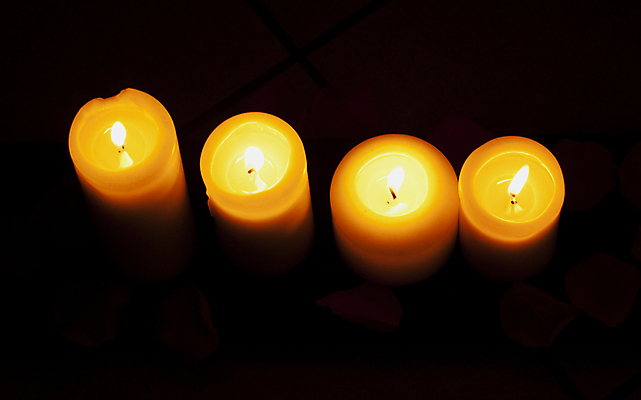 포토 JPG 해외이미지 디자인 계절 종교 백그라운드 크리스마스 촛불 불 프레임 실내 따뜻함 사랑 사람 사람없음 장식 빨간색 빛 노란색 평화 우주 검은색 어둠 희망 침묵 장비 기도 축하 뜨거움 영혼 야간 심볼 명상 장면 부드러움 기념물 빛망울 연소 광 왁스 해외포토 자연요소 기념일 감정 컬러 컨셉 초 내부 소리 감각 파일형식 이미지허브