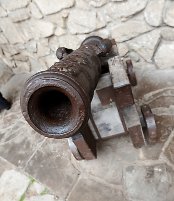 포토 JPG 해외이미지 무기 백그라운드 사람없음 갈색 금속 힘 총 골동품 바위 바퀴 역사 보호 철 오브젝트 부식 군용 과거 대포 구식 옛날 우크라이나 해외포토 유럽 컬러 컨셉 재질 군대 돌_바위 파일형식 이미지허브