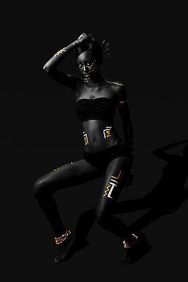 포토 JPG 해외이미지 모델 손 여자 문화 얼굴 선 포즈 한명 빨간색 뷰티 노란색 머리 유행 검은색 화장품 흰색 춤 점 막대기 입술 어깨 부족 이국적 해외포토 1 컬러 컨셉 문화예술 사람 신체부위 파일형식 이미지허브