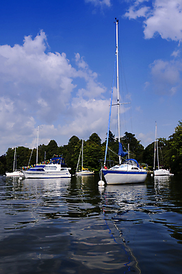 포토 JPG 해외이미지 나무 호수 밧줄 자연 하늘 영국 잉글랜드 풍경 사람없음 빨간색 초록색 여름 파란색 반사 흰색 시골 깃발 보트 돛대 컴브리아주 해외포토 식물 계절 유럽 줄 컬러 배 생태계 선박 파일형식 이미지허브