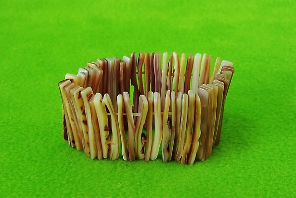 포토 JPG 해외이미지 손 조각 백그라운드 팔찌 선물 사람없음 장식 초록색 빛 뷰티 유행 껍질 반지 클래식 고급 우아함 보석 손목 팔 놋쇠 스타일 벨벳 해외포토 컬러 컨셉 장신구 신체부위 광석 실크 파일형식 이미지허브