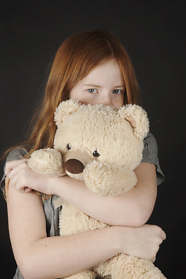 포토 JPG 해외이미지 어린이 포옹 사랑 한명 청춘 검은색 잡기 빨간머리 해외포토 1 헤어스타일 감정 컬러 컨셉 안기 모션 사람 파일형식 이미지허브