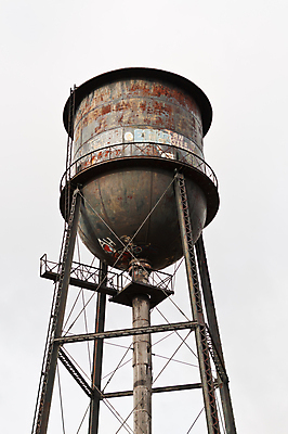 포토 JPG 해외이미지 사다리 사람없음 야외 세로 컬러풀 탑 금속 그래피티 컨테이너 버리기 부식 파이프 옛날 해외포토 건축물 산업 컬러 모션 재질 도구 낙서 그림 파일형식 이미지허브