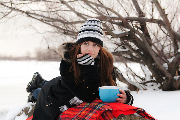포토 JPG 해외이미지 모자 그릇 응시 계절 커피 장갑 겨울 장난 아침 거리 갈색머리 관리 한명 사람 컵 빨간색 파란색 뷰티 줄무늬 꿈 에너지 머그컵 추위 뜨거움 감각 차 아침식사 큼 12월 즐거움 2월 거짓말 스타일 손모아장갑 해외포토 주간 1 헤어스타일 식기 시선 잡화 감정 음료 컬러 무늬 식사 날짜 크기 파일형식 이미지허브