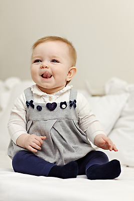 포토 JPG 해외이미지 전신 백인 여자 딸 행복 어린이 주택 실내 한명 미소 사람 앉기 우주 식사 올려보기 흰색 침대 표현 아기 신생아 입 6 혀 배고픔 월 걸음마 카피스페이스 해외포토 서양인 1 감정 컬러 가구 가족 모션 표정 내부 건물 신체부위 숫자 공백 날짜 파일형식 이미지허브