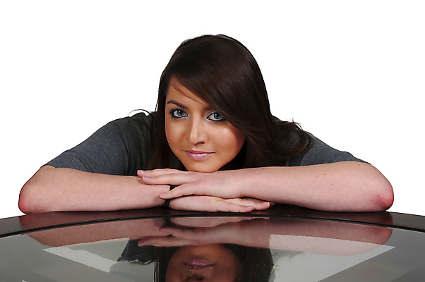 포토 JPG 해외이미지 모델 라이프스타일 여자 얼굴 포즈 청소년 탁자 병아리 한명 사람 성인 뷰티 유행 화려 피부 미녀 스타일 성인여자만 해외포토 1 가구 컨셉 조류 생활 신체부위 미인 여자만 성인만 파일형식 이미지허브