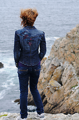 포토 JPG 해외이미지 백인 라이프스타일 응시 여자 유럽 파도 바다 여행 자연 하늘 바람 휴가 휴식 한명 사람 물 파란색 태양 뷰티 평화 프랑스 청바지 관찰 노려봄 해외포토 자연요소 서양인 1 시선 나라 컬러 컨셉 바지 모션 날씨 표정 생활 생태계 파일형식 이미지허브