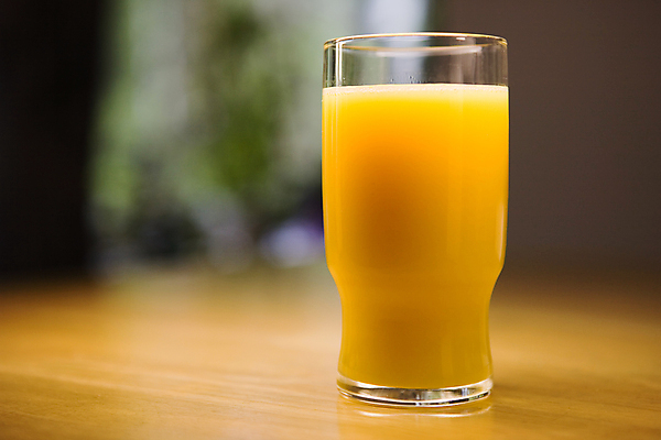 포토 JPG 해외이미지 음료 유리 탁자 건강 사람없음 노란색 주방 주스 신선 아침식사 오렌지주스 가득함 해외포토 컬러 가구 재질 식사 과일주스 파일형식 이미지허브