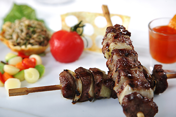 포토 JPG 해외이미지 전통 접시 음식 다이어트 토마토 피망 육류 스테이크 요리 사람없음 소풍 주방 식당 식사 저녁식사 소고기 꼬치 그릴 바비큐 자르기 굽기 먹기 준비 상쾌 점심식사 케밥 해외포토 식기 감정 채소 식재료 모션 주방용품 서양음식 건강 야외활동 상점 구이 파일형식 이미지허브