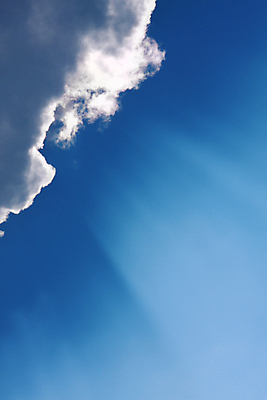 포토 JPG 해외이미지 구름 백그라운드 자연 하늘 날씨 풍경 사람없음 가로 파란색 빛 햇빛 태양 뷰티 맑음 희망 힘 광선 흰색 분위기 천국 내추럴 해외포토 자연요소 감정 컬러 컨셉 생태계 파일형식 이미지허브