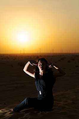 포토 JPG 해외이미지 백인 드레스 여자 모래 여행 자연 놀이 하늘 날씨 건조 따뜻함 관리 한명 사람 풍경 야외 여름 파란색 모래사장 유행 걷기 맑음 사막 자유 흰색 뜨거움 구매 이슬람교 모래언덕 언덕 사하라 내추럴 아랍에미리트 두바이 아랍어 해외포토 서양인 1 옷 계절 종교 바다 컬러 컨셉 중동 모션 아프리카 쇼핑 생태계 파일형식 이미지허브
