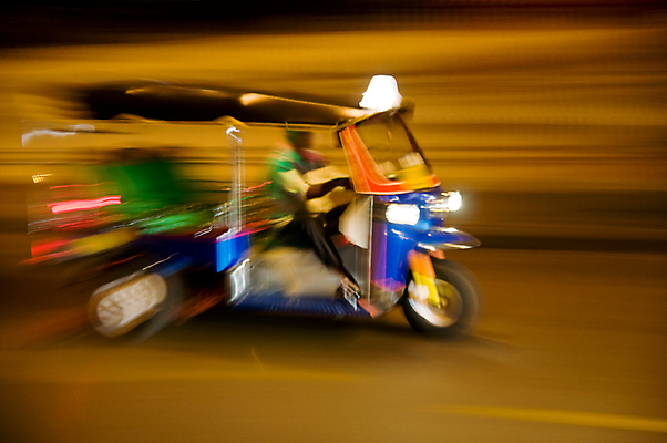 포토 JPG 해외이미지 아시아 교통시설 모션 태국 동양인 사람없음 컬러풀 야간 속도 방콕 택시 블러 해외포토 자연요소 나라 컬러 교통 승용차 자동차 인종 시설 파일형식 이미지허브