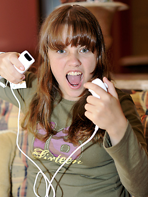 포토 JPG 해외이미지 성공 주택 한명 미소 10대 친구 소파 경쟁 우승 결심 집중 흥분 동영상 중독 대회 비디오게임 표현성 해외포토 1 감정 컨셉 의자 관계 청소년 표정 사람 건물 게임 최고 파일형식 이미지허브